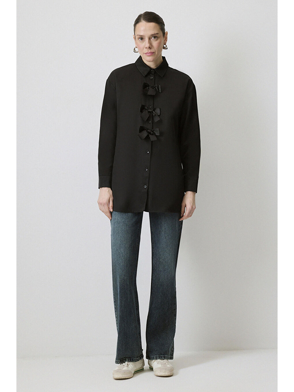 Siyah Fiyonk Detaylı Gömlek