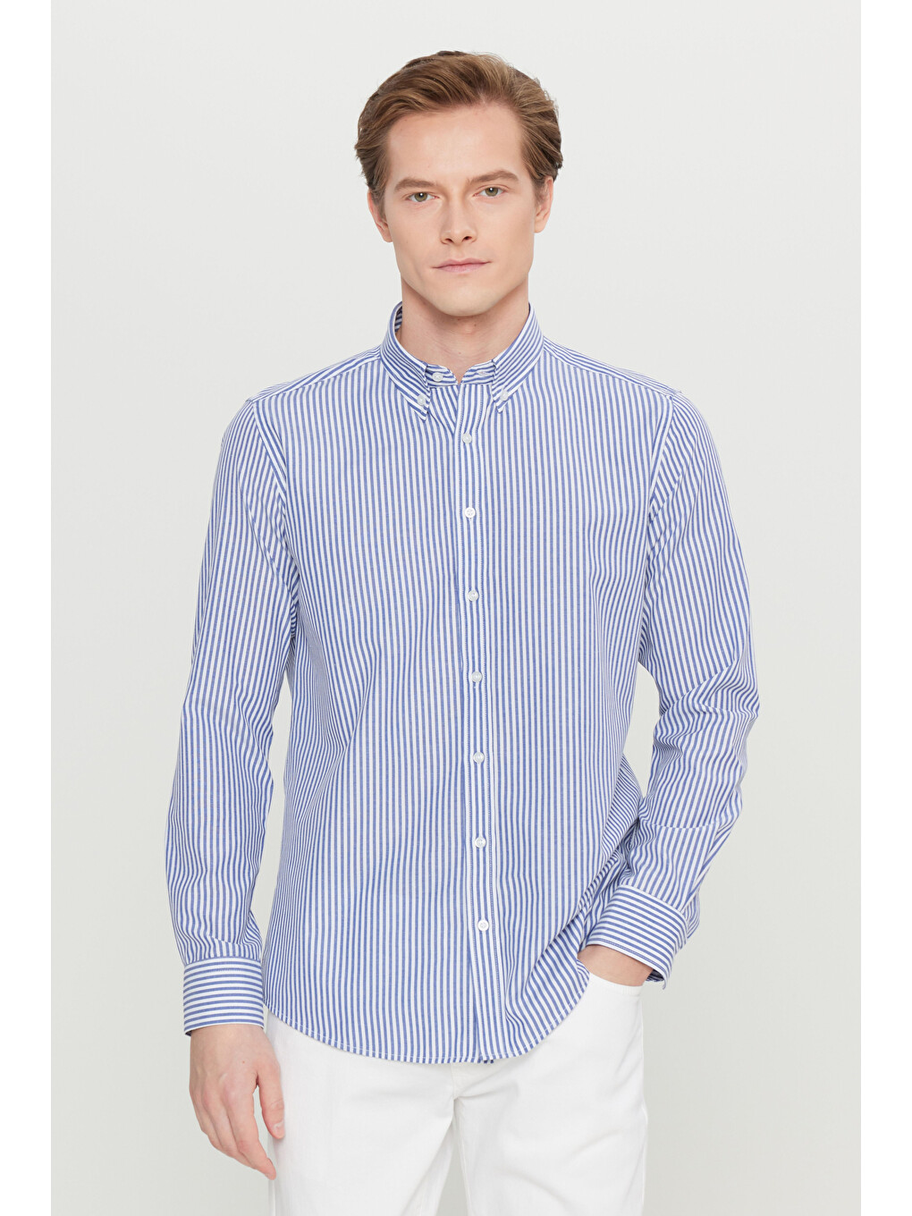 Erkek Beyaz-lacivert Pamuklu Tailored Slim Fit Dar Kesim Düğmeli Yaka Çizgili Gömlek-2