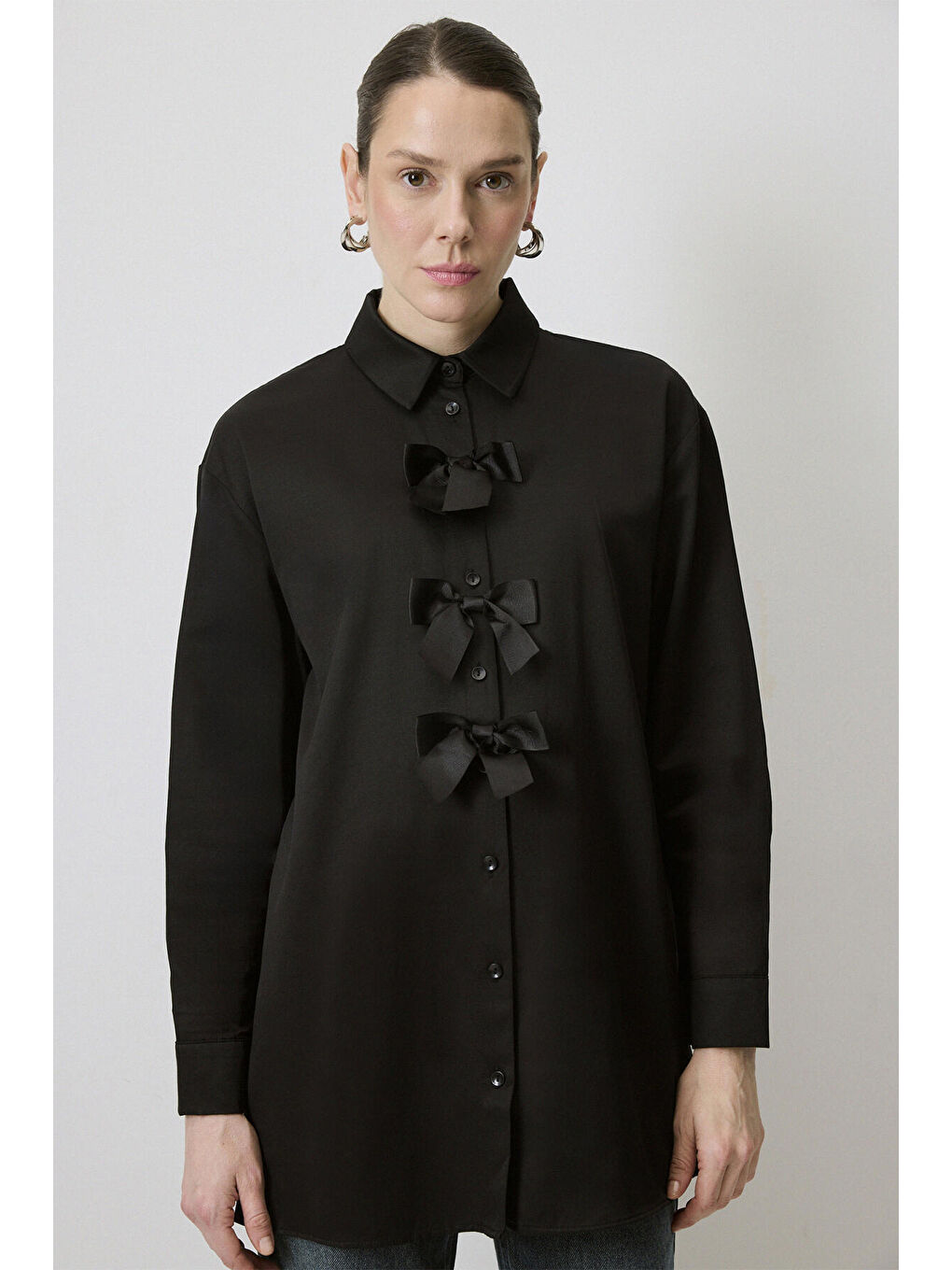 Siyah Fiyonk Detaylı Gömlek-1