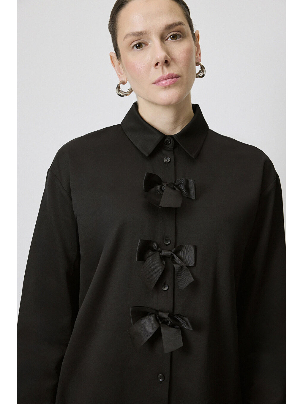 Siyah Fiyonk Detaylı Gömlek-2