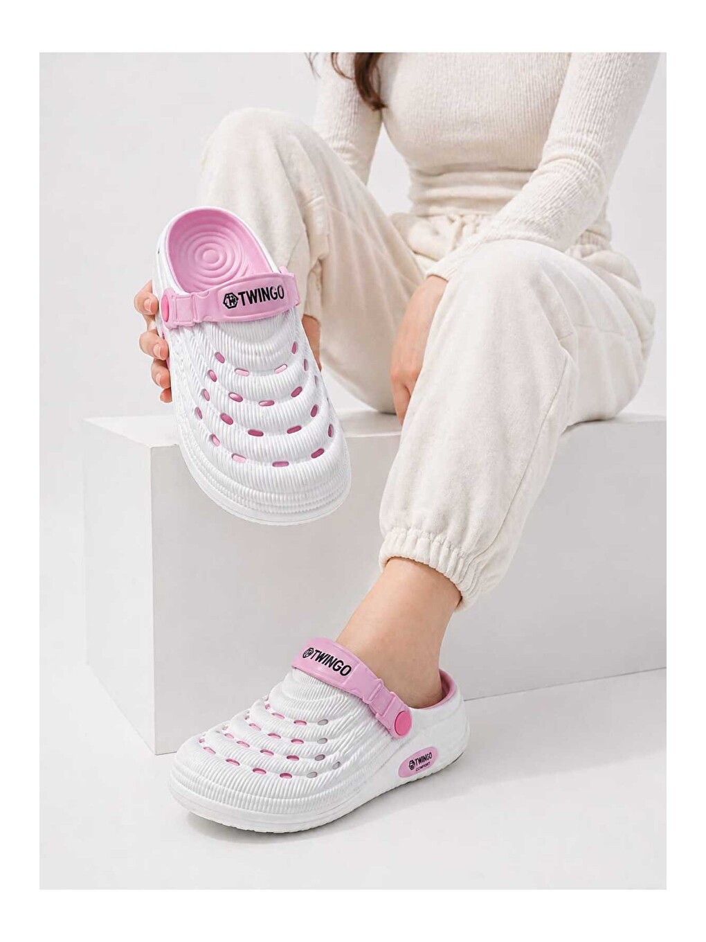 Beyaz Unisex Yazlık Terlik – Nefes Alabilir, Yumuşak Tabanlı, Ayarlanabilir Arka Bantlı Sandalet-3