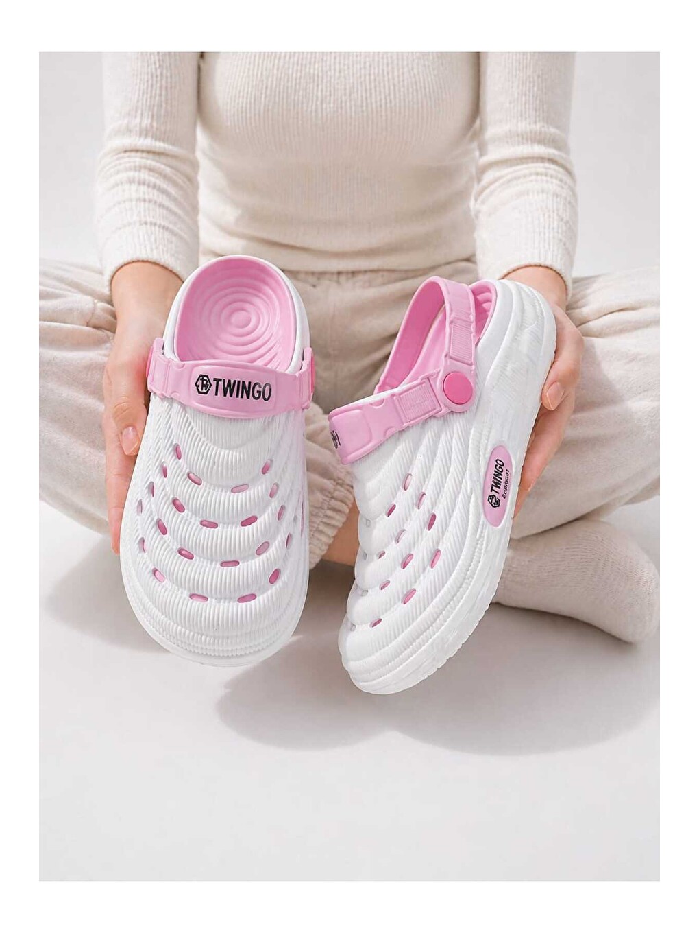 Beyaz Unisex Yazlık Terlik – Nefes Alabilir, Yumuşak Tabanlı, Ayarlanabilir Arka Bantlı Sandalet-4