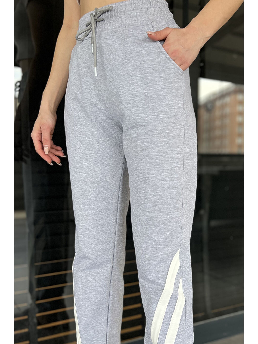 Gri Bel Ve Paça Lastikli Şerit Detaylı Kadın Eşofman Altı-2