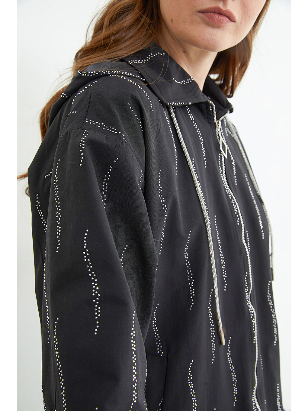 Siyah Taş Detaylı Kapüşonlu Fermuarlı Ceket-4