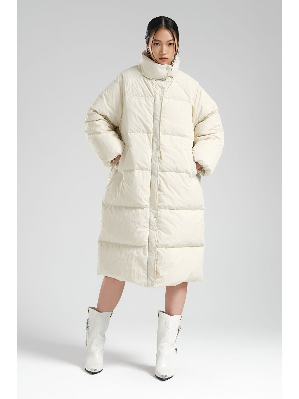 Kadın Kırık Beyaz Renk Kuş Tüyü Dolgulu Uzun Şişme Kaban Mont