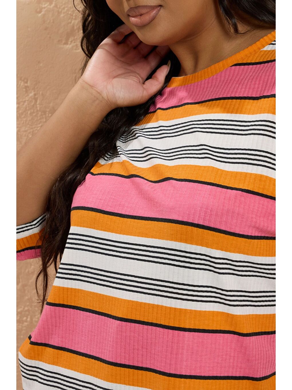 Bej Büyük Beden Çizgili Yırtmaç Detaylı T-shirt 303505-5