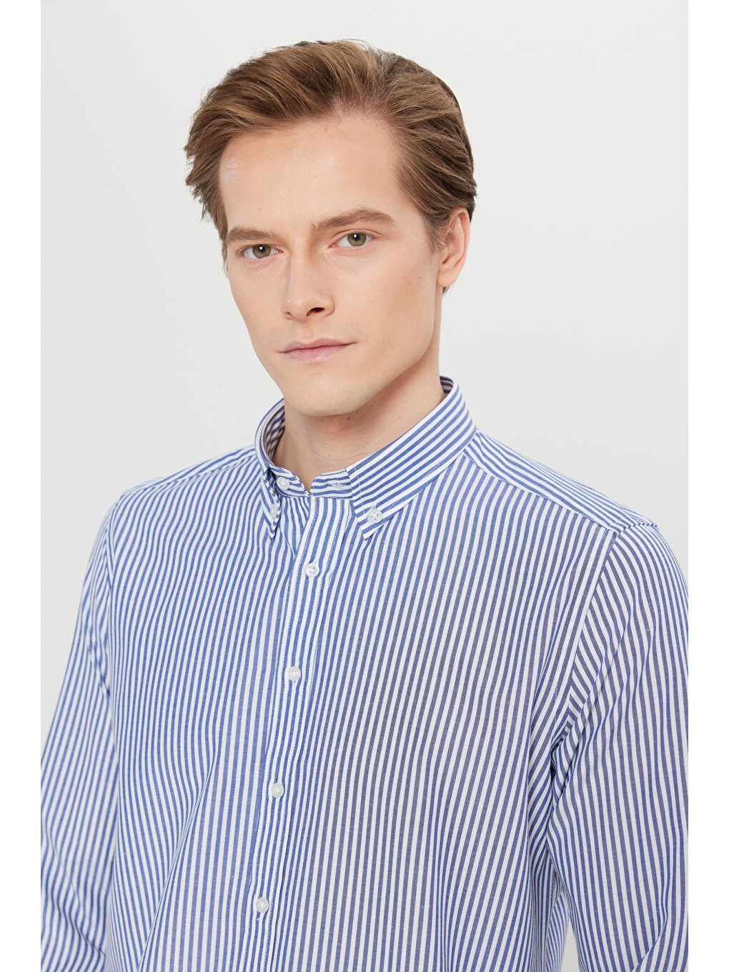 Erkek Beyaz-lacivert Pamuklu Tailored Slim Fit Dar Kesim Düğmeli Yaka Çizgili Gömlek-3