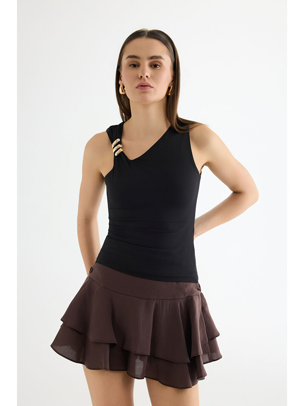 Asimetrik Yaka Metal Aksesuarlı Bluz Siyah