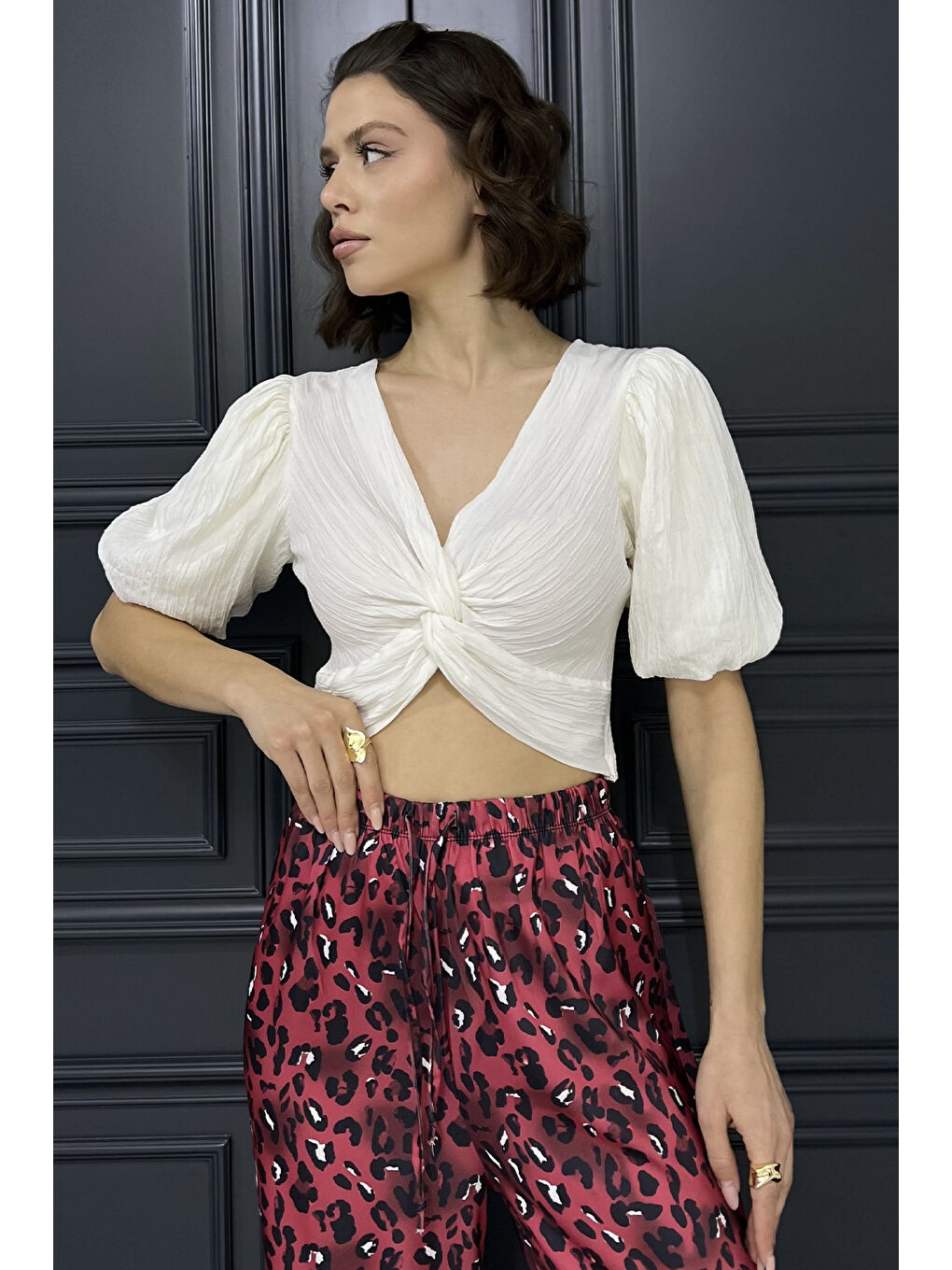 Ekru Kadın Ön Düğüm Detaylı Yan Fermuarlı Balon Kol Crop Top Bluz