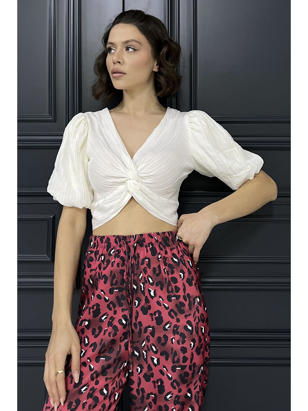 Ekru Kadın Ön Düğüm Detaylı Yan Fermuarlı Balon Kol Crop Top Bluz-1