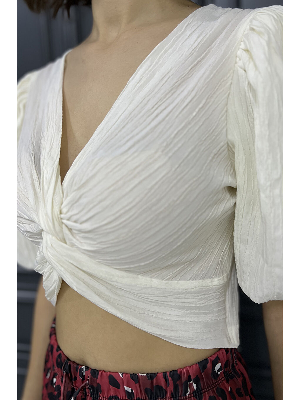 Ekru Kadın Ön Düğüm Detaylı Yan Fermuarlı Balon Kol Crop Top Bluz-3