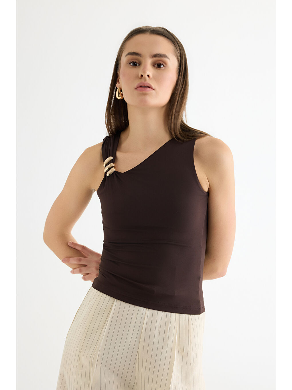 Asimetrik Yaka Metal Aksesuarlı Bluz Kahverengi