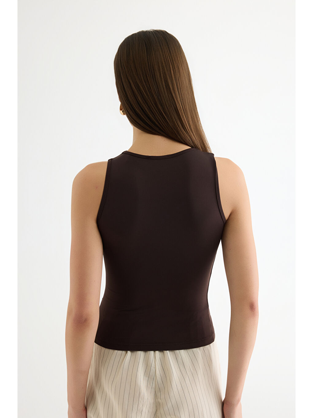 Asimetrik Yaka Metal Aksesuarlı Bluz Kahverengi-1