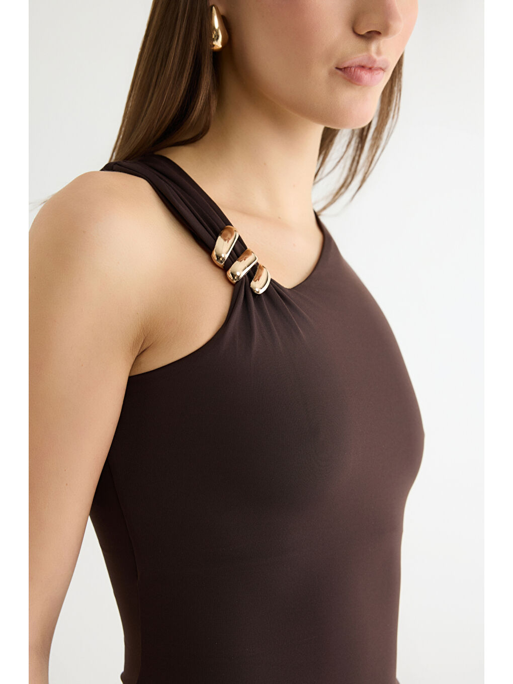 Asimetrik Yaka Metal Aksesuarlı Bluz Kahverengi-2