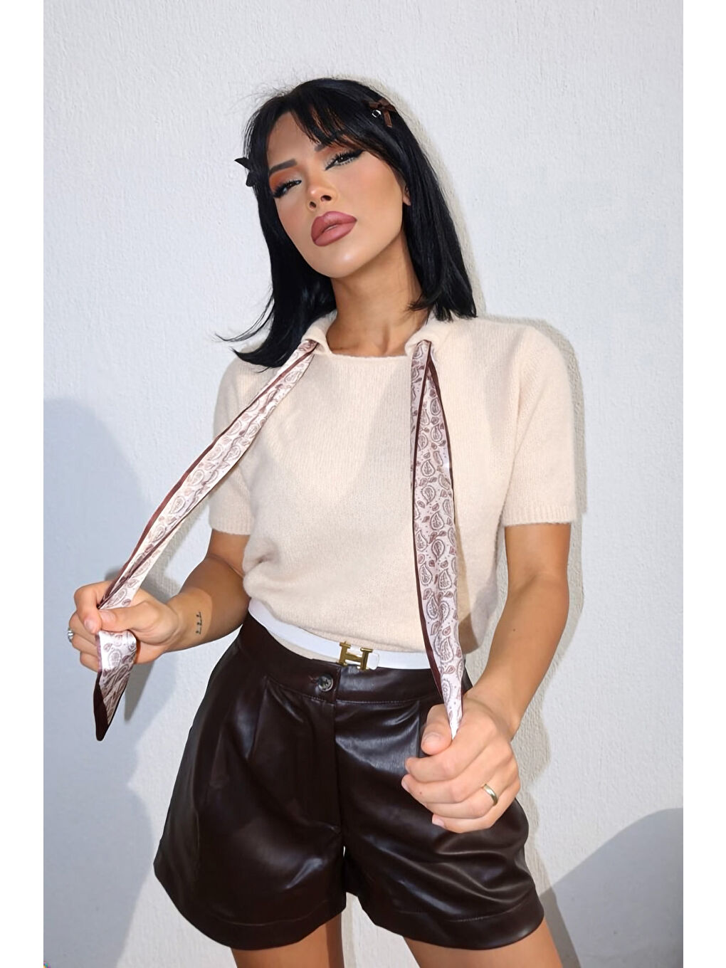 Ekru Fularlı Bisiklet Yaka Kısa Kollu Triko T-shirt E-311