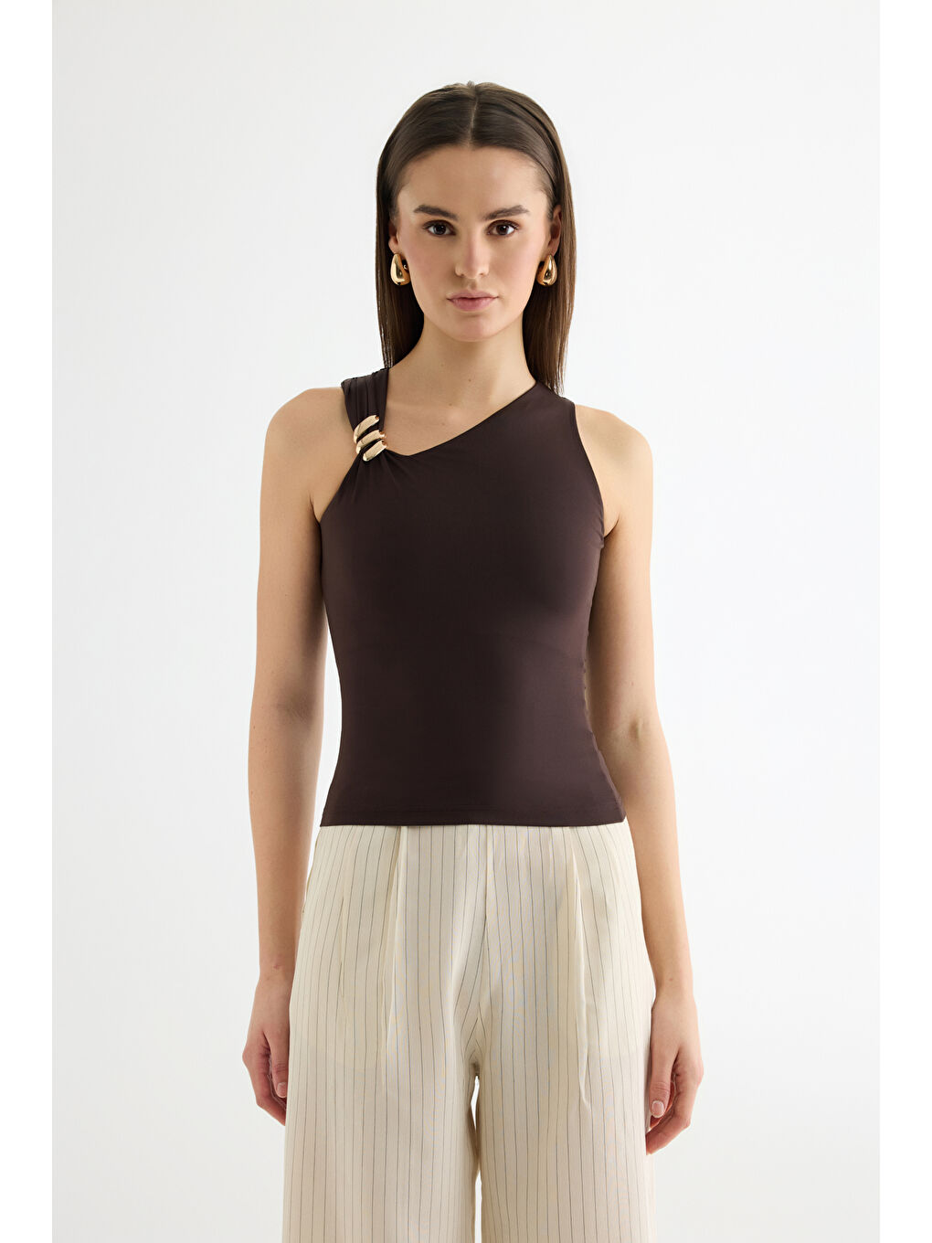 Asimetrik Yaka Metal Aksesuarlı Bluz Kahverengi-3