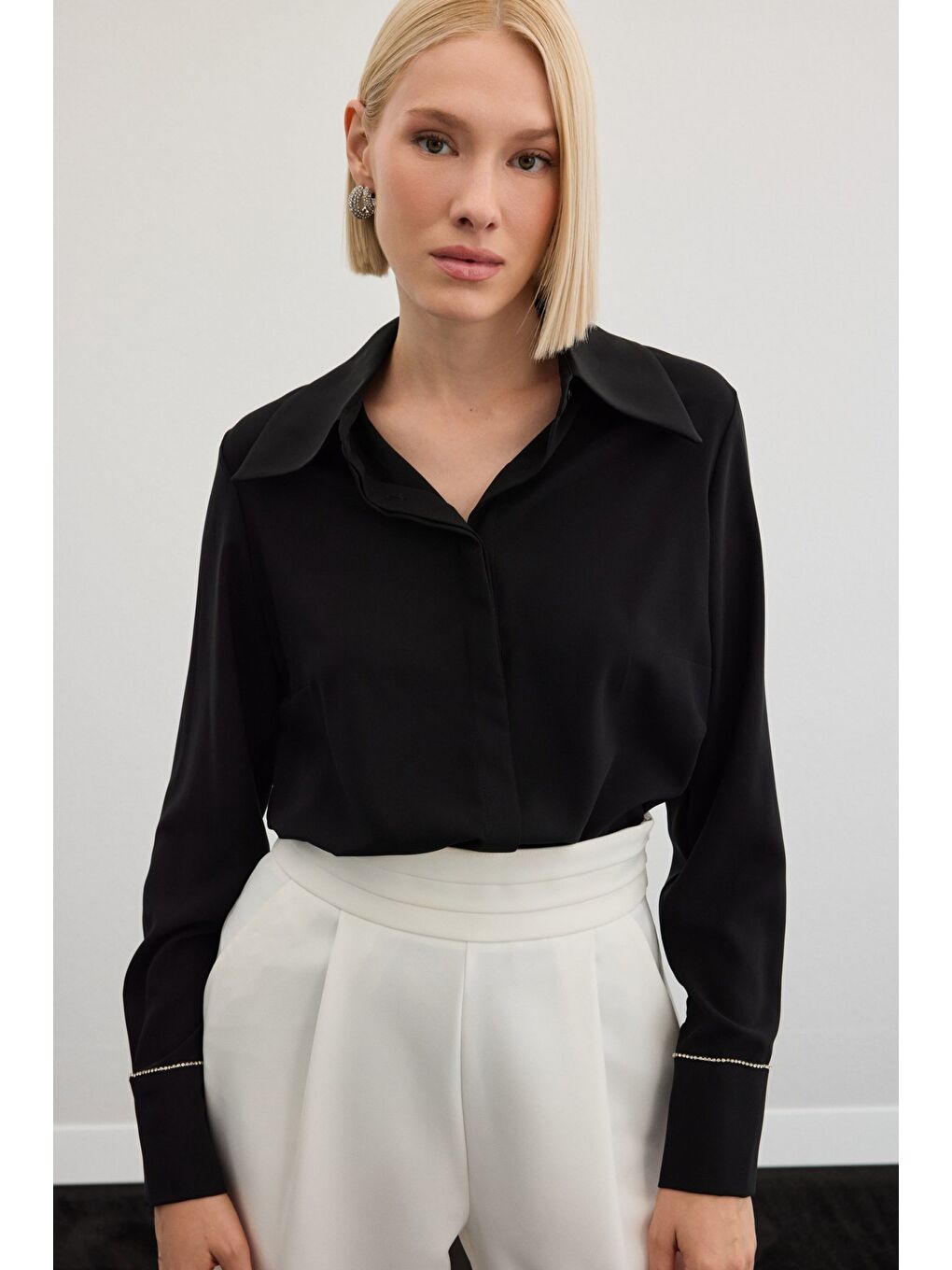 Aksesuarlı Klasik Gömlek - Siyah