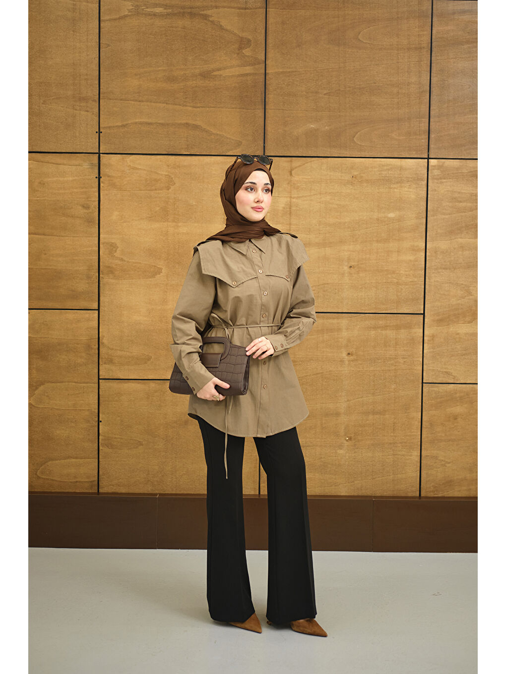 Kadın Roba Detaylı Kemerli Regular Poplin Gömlek Kahverengi-1