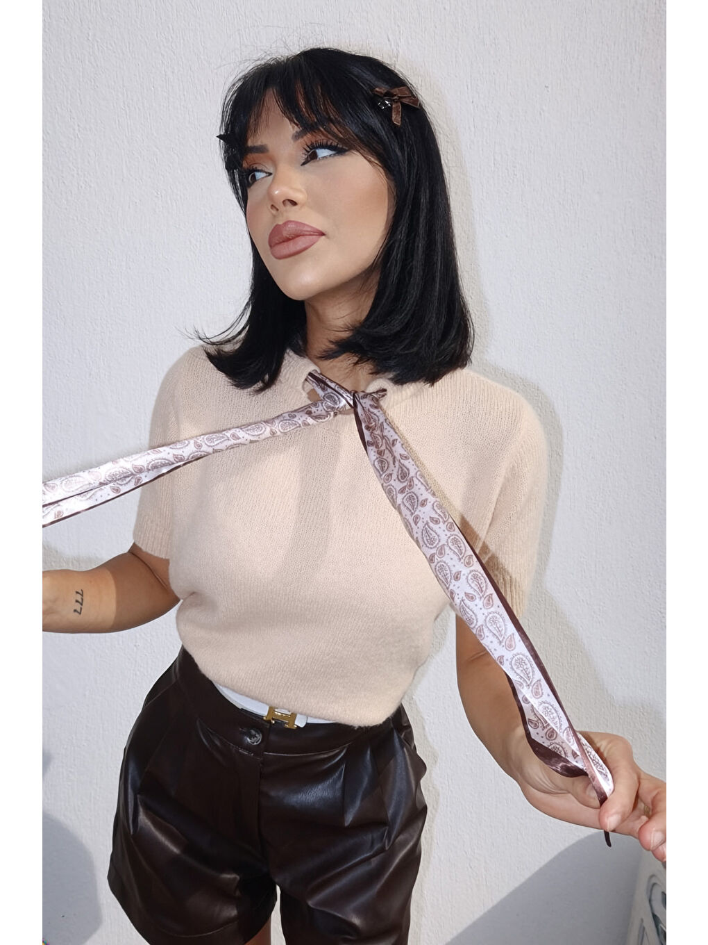 Ekru Fularlı Bisiklet Yaka Kısa Kollu Triko T-shirt E-311-2