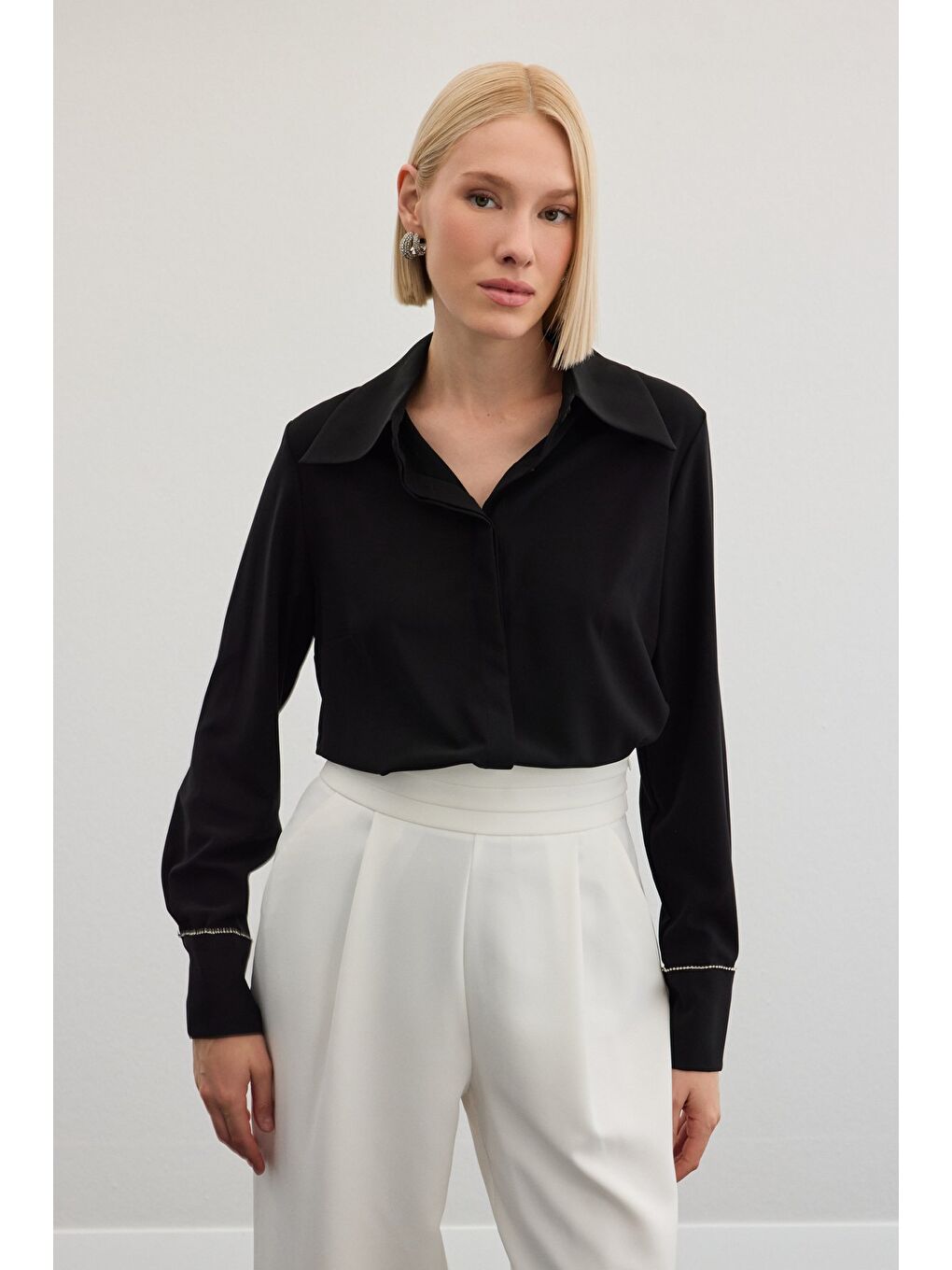 Aksesuarlı Klasik Gömlek - Siyah-1