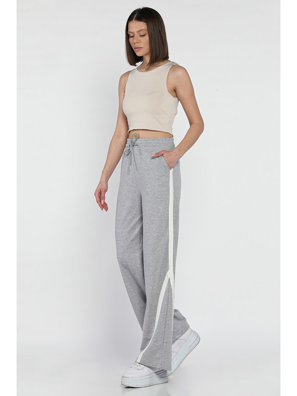 Gri Bel Lastikli Yan Şeritli Kadın Bol Paça Eşofman Altı-1