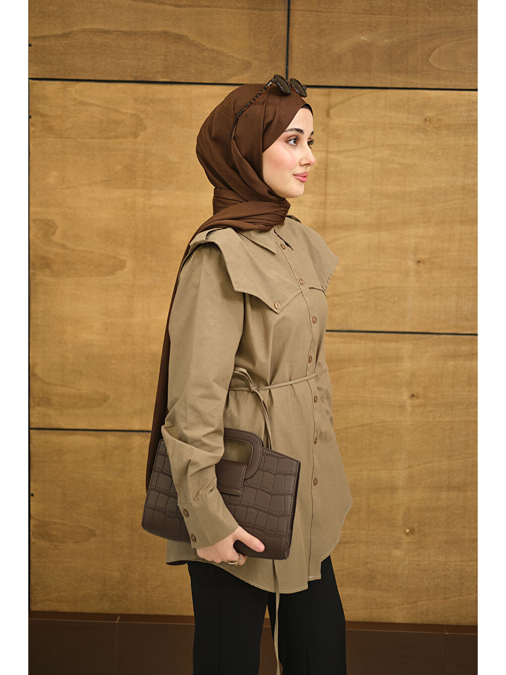 Kadın Roba Detaylı Kemerli Regular Poplin Gömlek Kahverengi-3