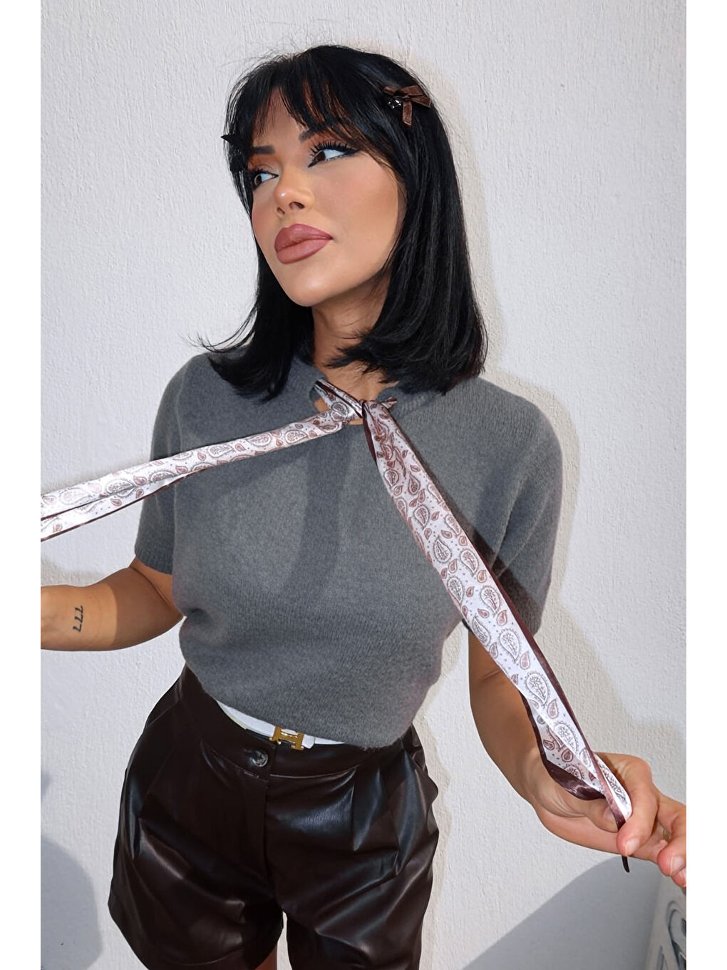 Antrasit Fularlı Bisiklet Yaka Kısa Kollu Triko T-shirt E-311