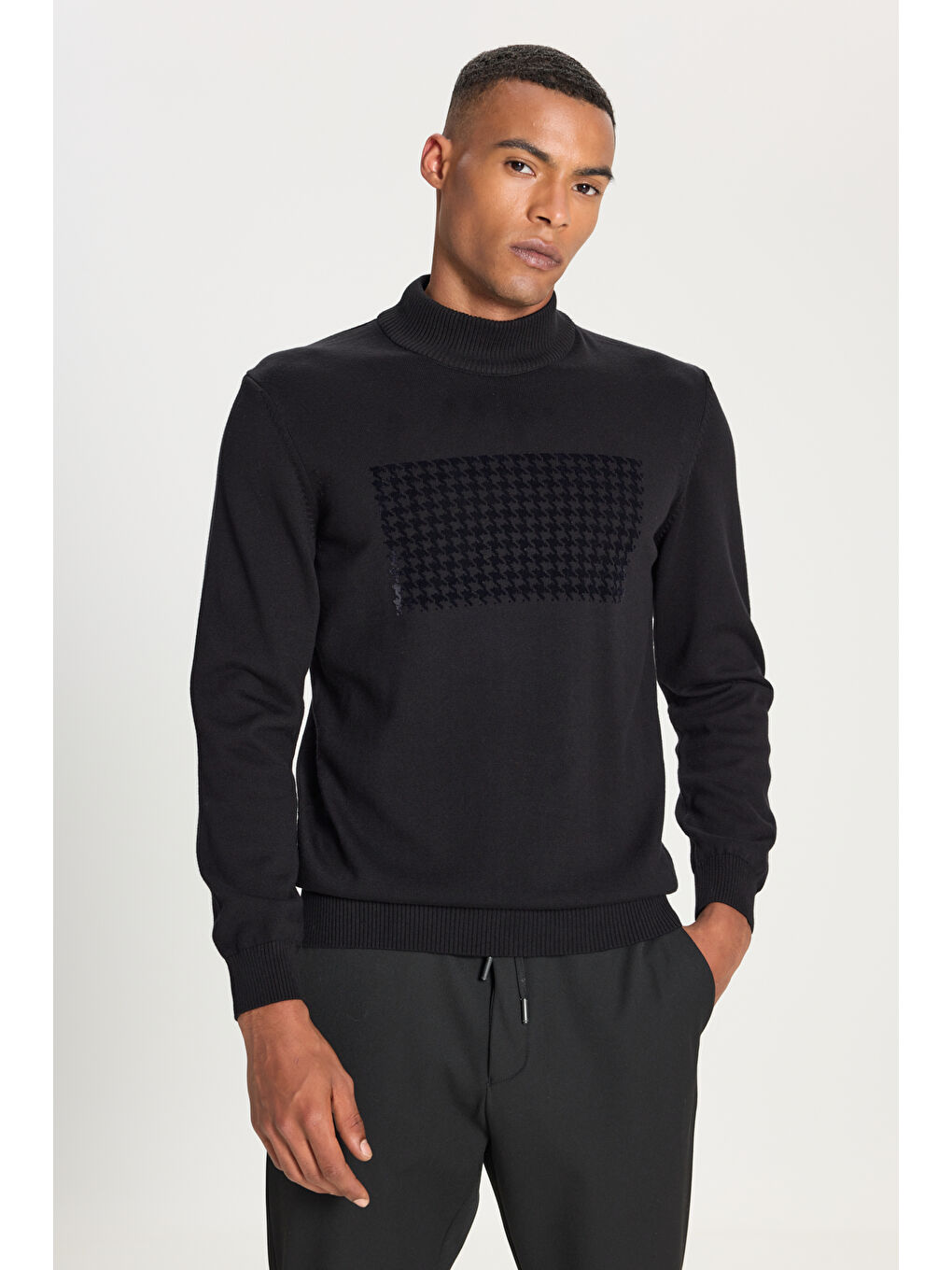 Erkek Siyah %100 Pamuk Standart Fit Yarım Balıkçı Yaka Baskılı Triko Kazak