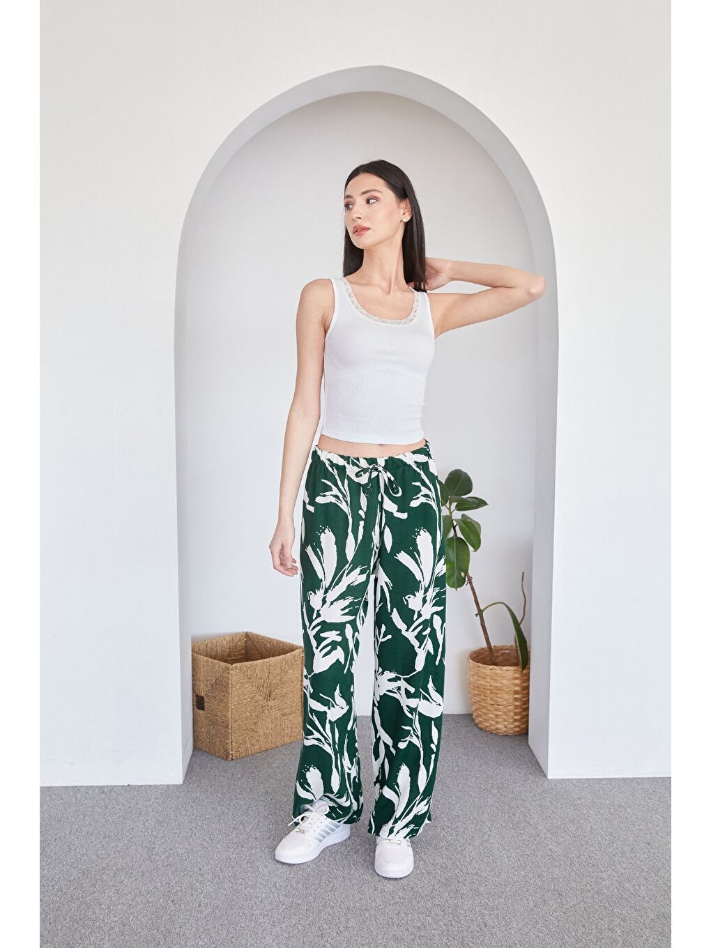 Yeşil Yaprak Desenli Beli Lastikli Palazzo Pantolon-1