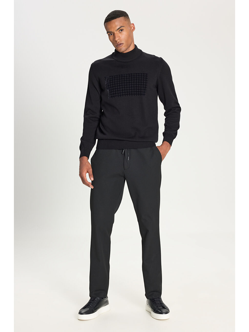 Erkek Siyah %100 Pamuk Standart Fit Yarım Balıkçı Yaka Baskılı Triko Kazak-1