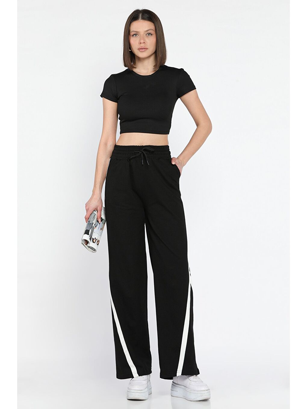 Siyah Bel Lastikli Yan Şeritli Kadın Bol Paça Eşofman Altı