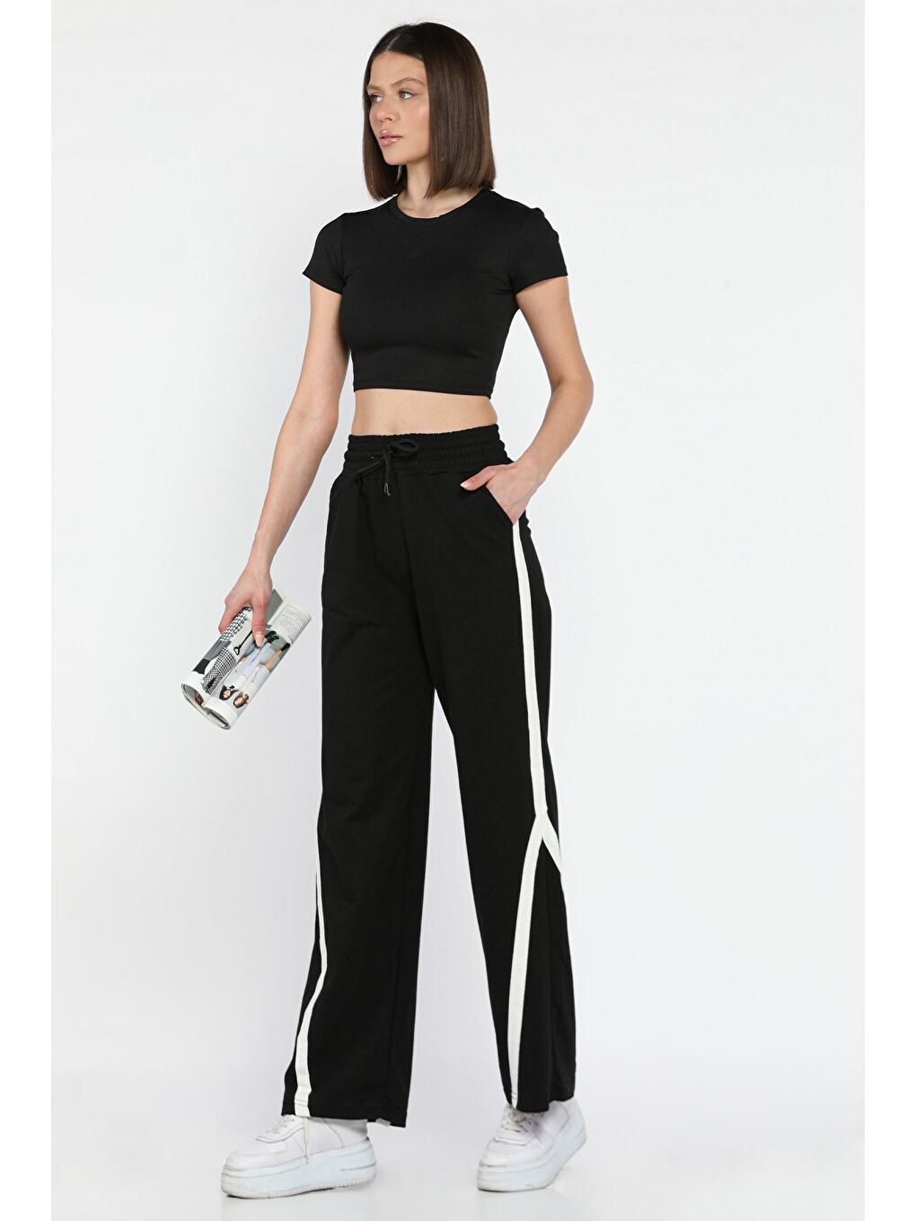 Siyah Bel Lastikli Yan Şeritli Kadın Bol Paça Eşofman Altı-1