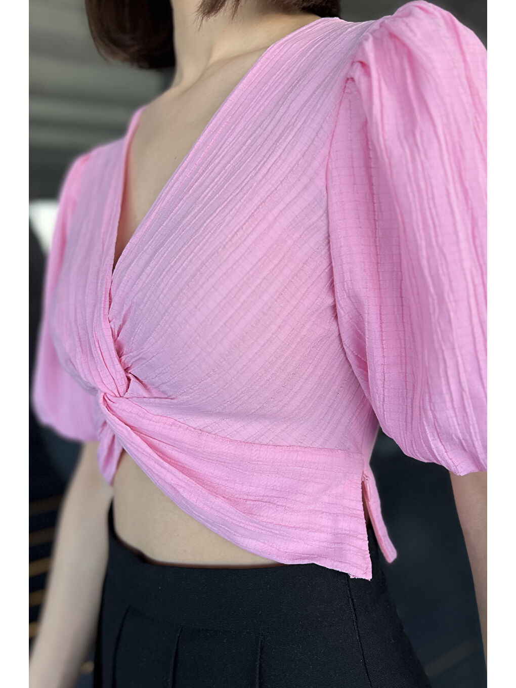 Pembe Kadın Ön Düğüm Detaylı Yan Fermuarlı Balon Kol Crop Top Bluz-3