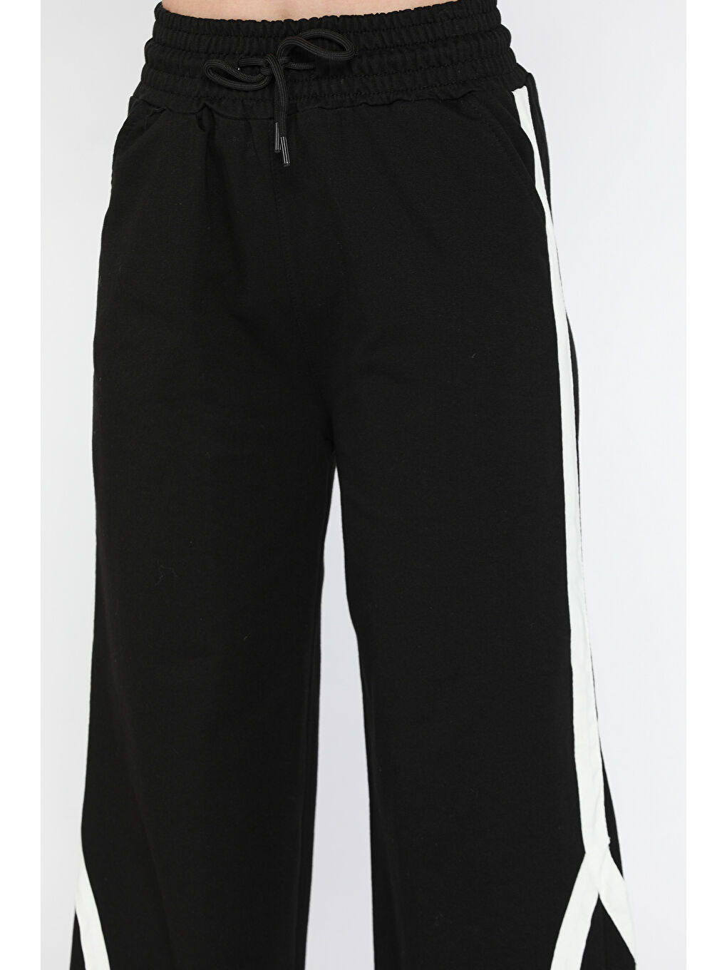 Siyah Bel Lastikli Yan Şeritli Kadın Bol Paça Eşofman Altı-3