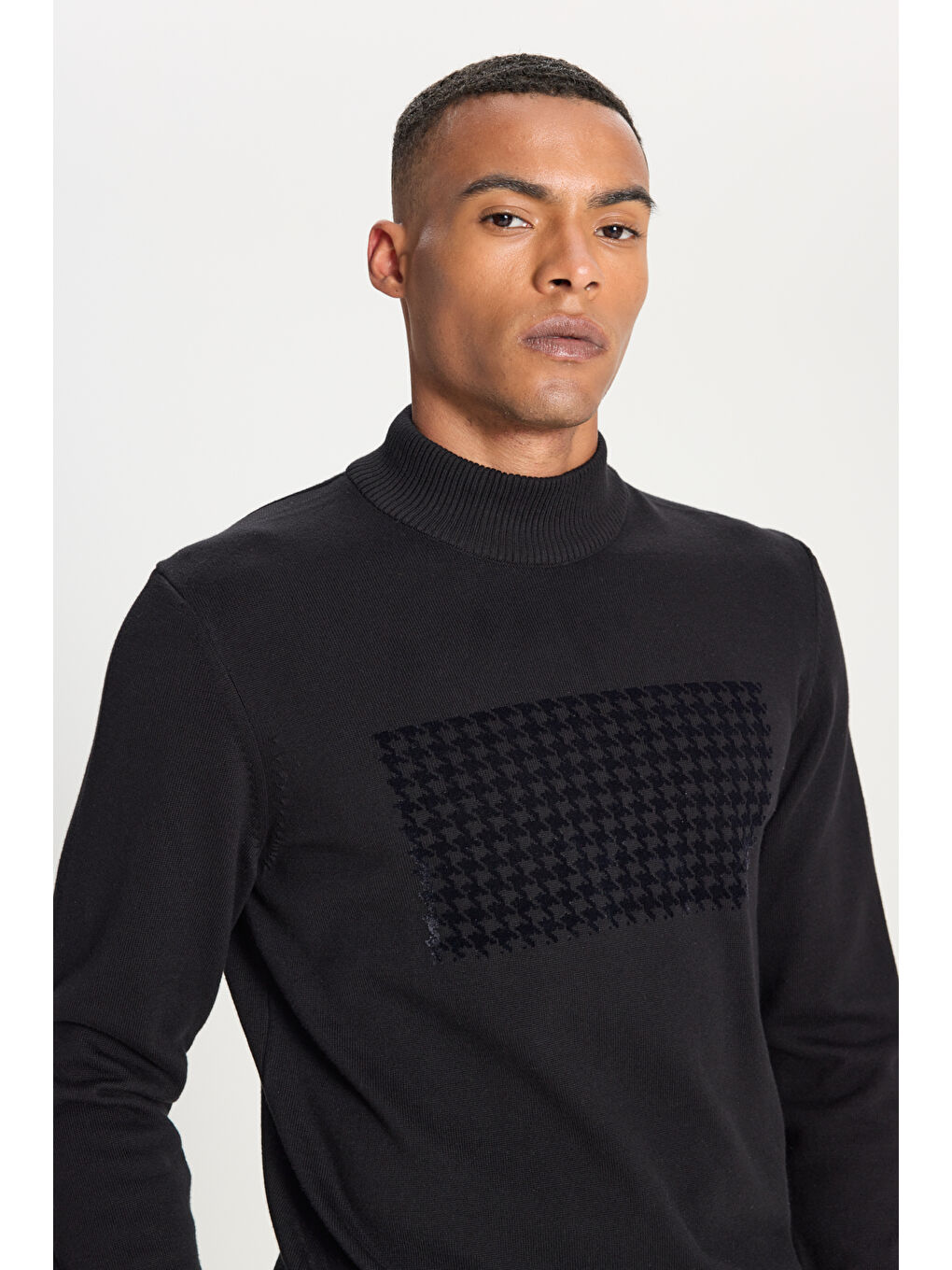 Erkek Siyah %100 Pamuk Standart Fit Yarım Balıkçı Yaka Baskılı Triko Kazak-3