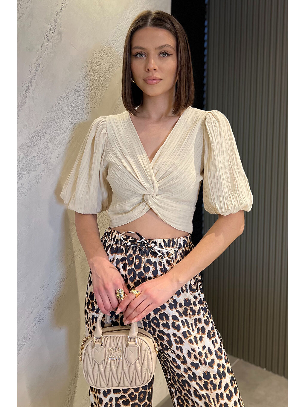 Bej Kadın Ön Düğüm Detaylı Yan Fermuarlı Balon Kol Crop Top Bluz