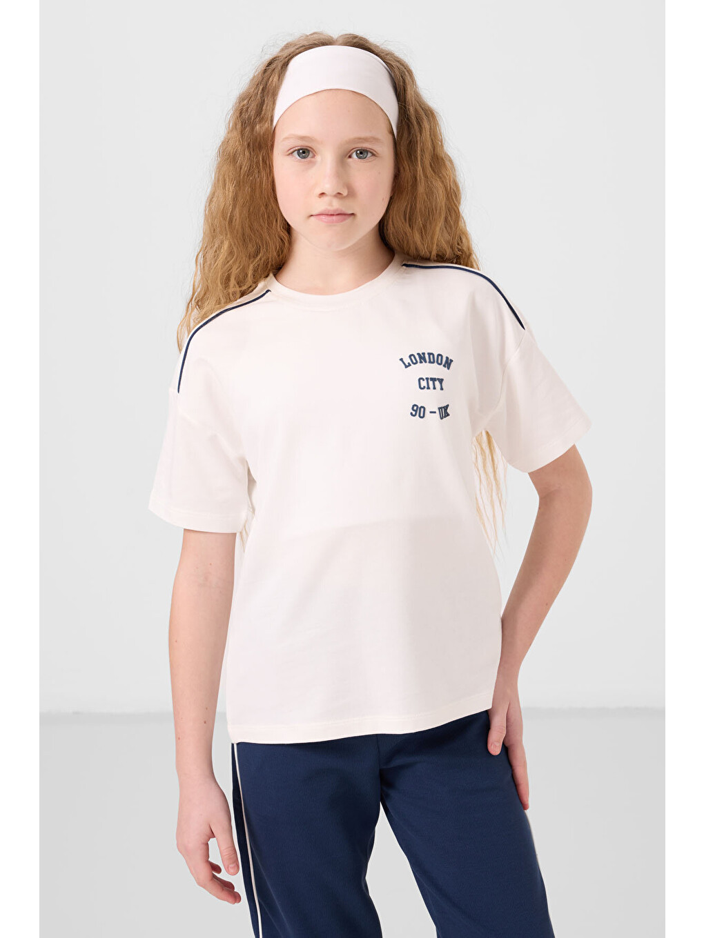 Ekru-Parlament O Yaka Baskılı Lastik Paçalı Standart Fit Kız Çocuk Eşofman Takım - 75186-2