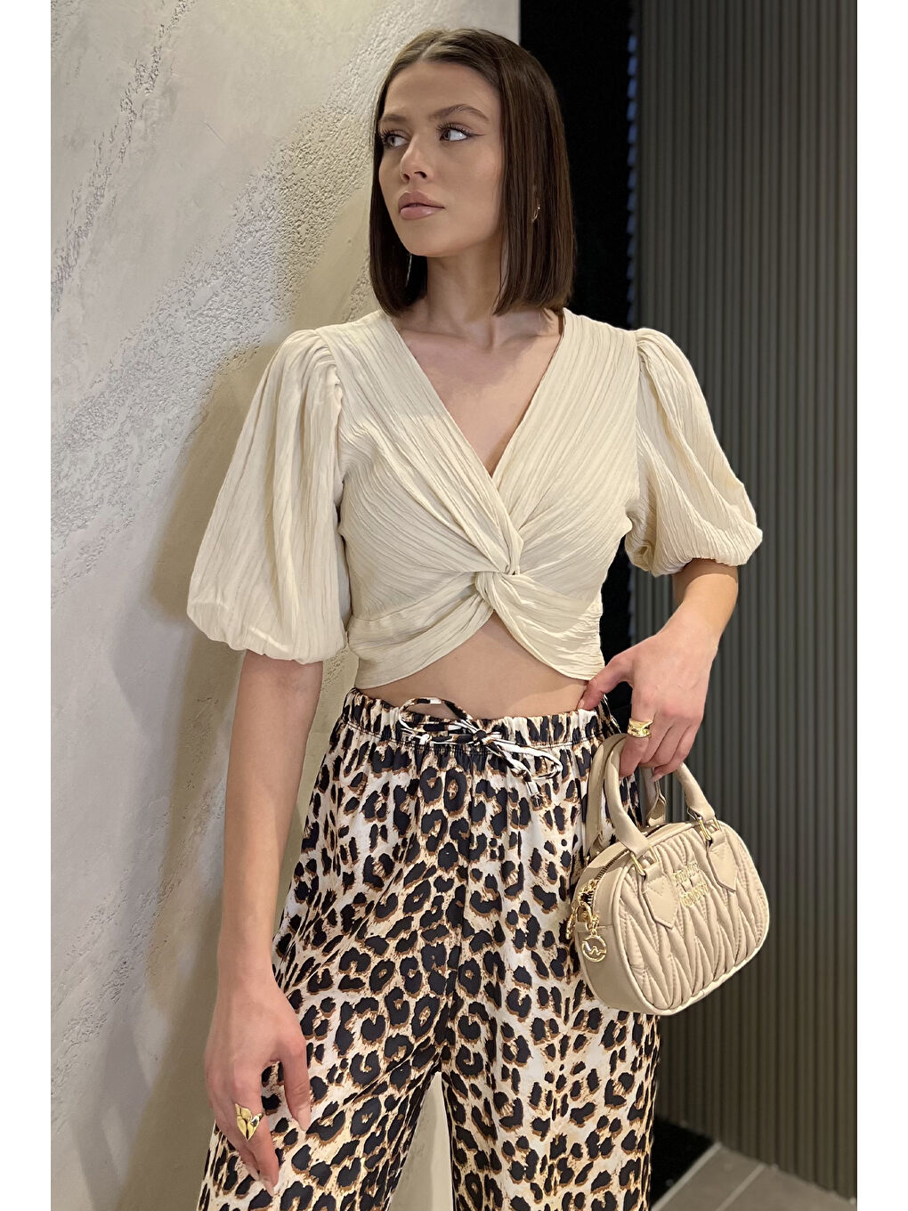 Bej Kadın Ön Düğüm Detaylı Yan Fermuarlı Balon Kol Crop Top Bluz-1