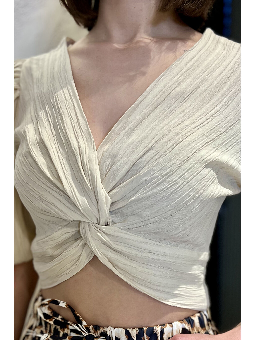 Bej Kadın Ön Düğüm Detaylı Yan Fermuarlı Balon Kol Crop Top Bluz-3