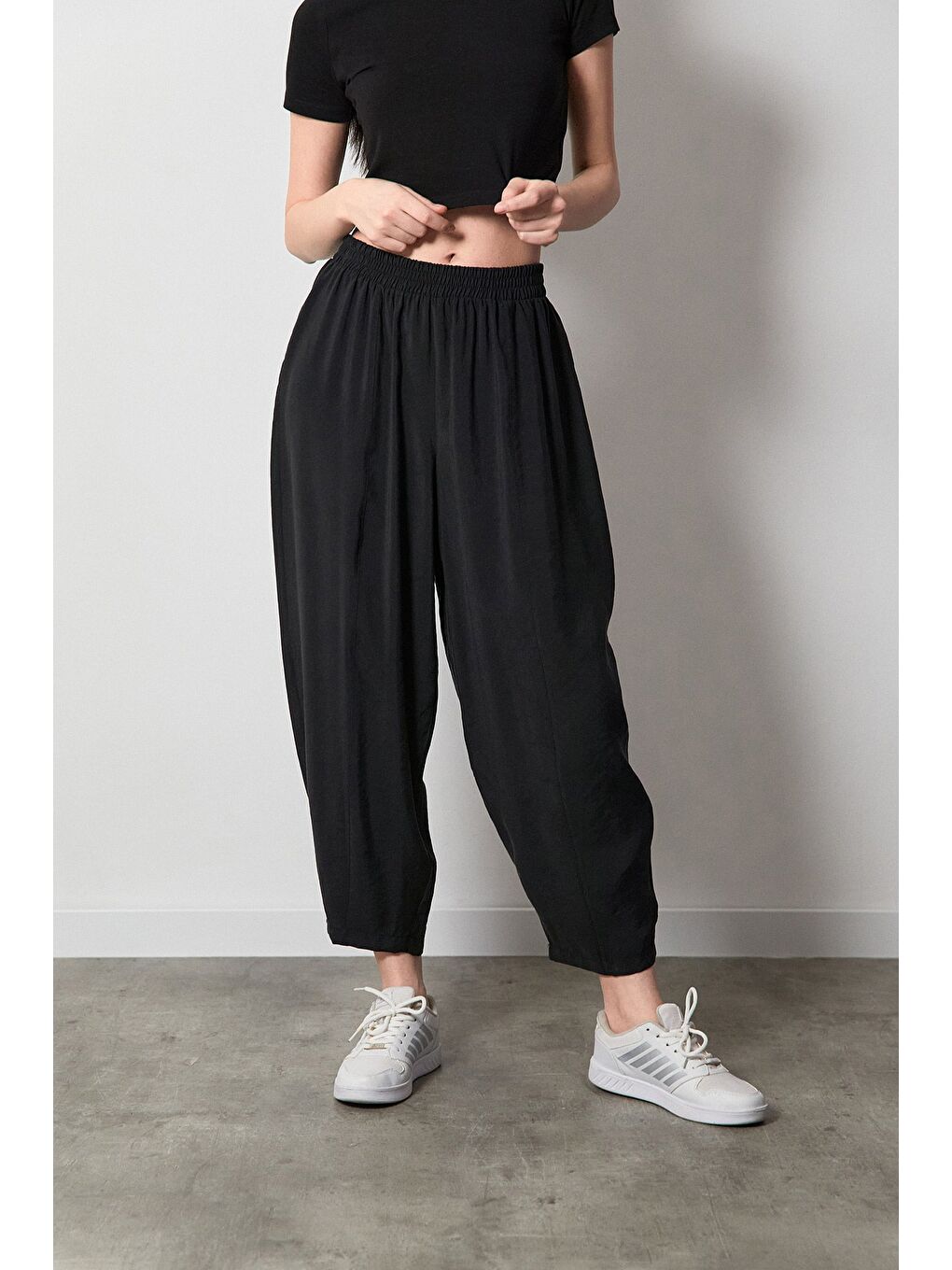 Siyah Beli Lastikli Çimalı Ayrobin Kumaş Şalvar Pantolon-1