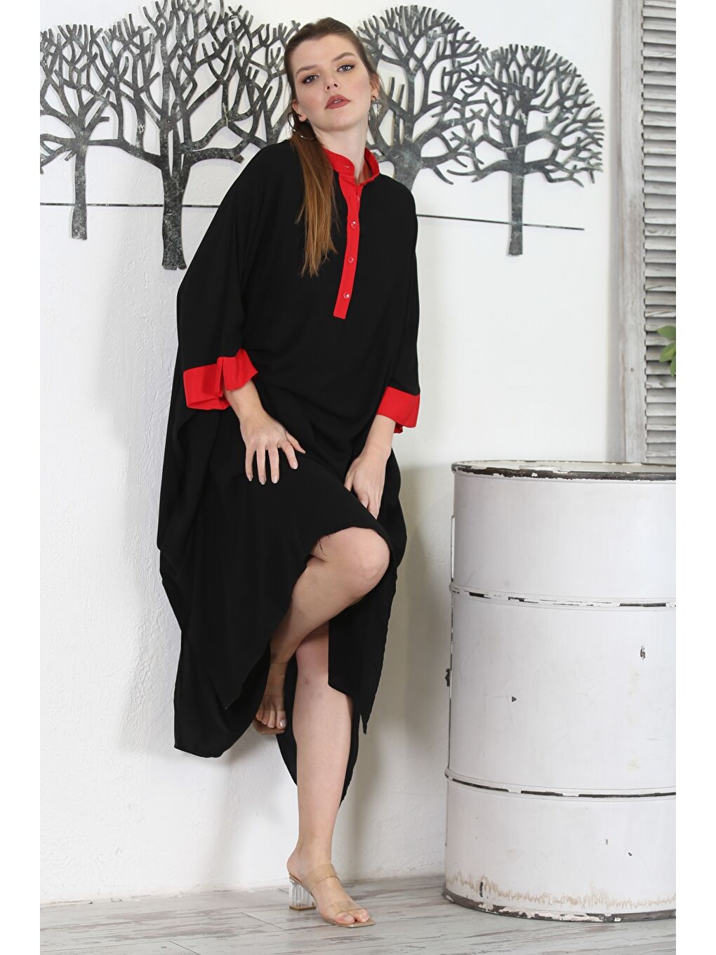 Siyah Hakim Yaka 3/4 Kol Düğmeli Yırtmaçlı Dokuma Garnili Nakışlı Casual Oversize Dokuma Elbise-2