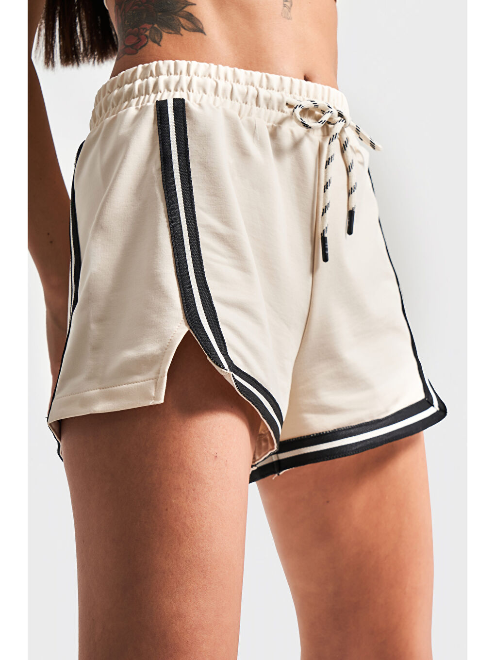 Kadın Bej Renk S5-105 %100 Pamuk Esnek Kumaş Örme Mini Şort-3