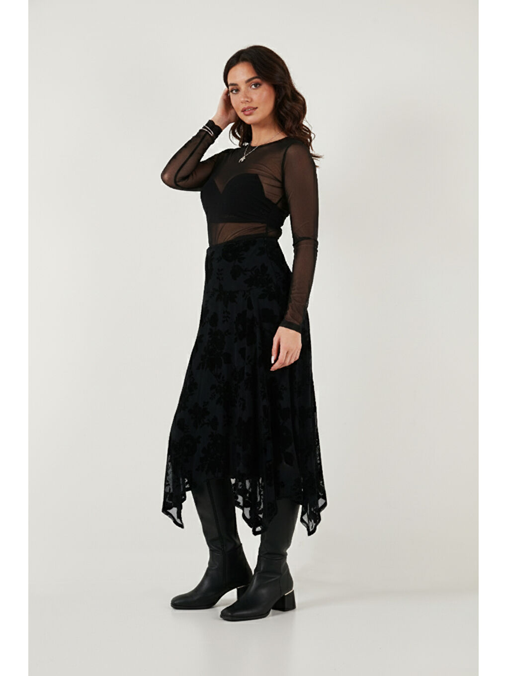 Siyah Regular Fit Asimetrik Çiçek Dokulu Fermuarlı Kadın Midi Boy Etek 59137182-2