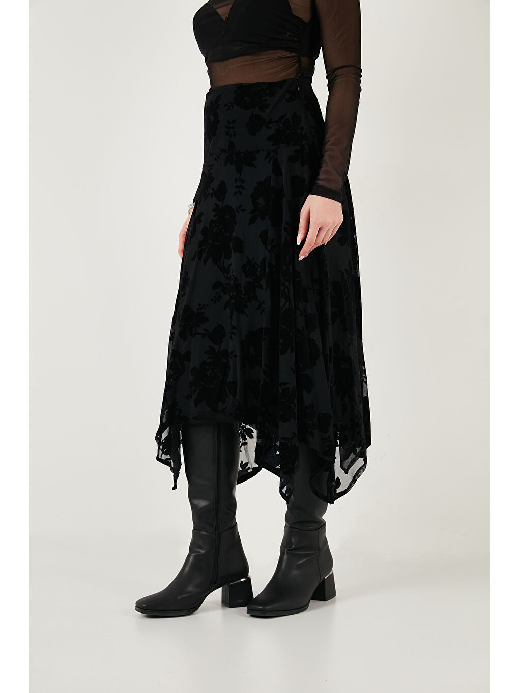 Siyah Regular Fit Asimetrik Çiçek Dokulu Fermuarlı Kadın Midi Boy Etek 59137182-3