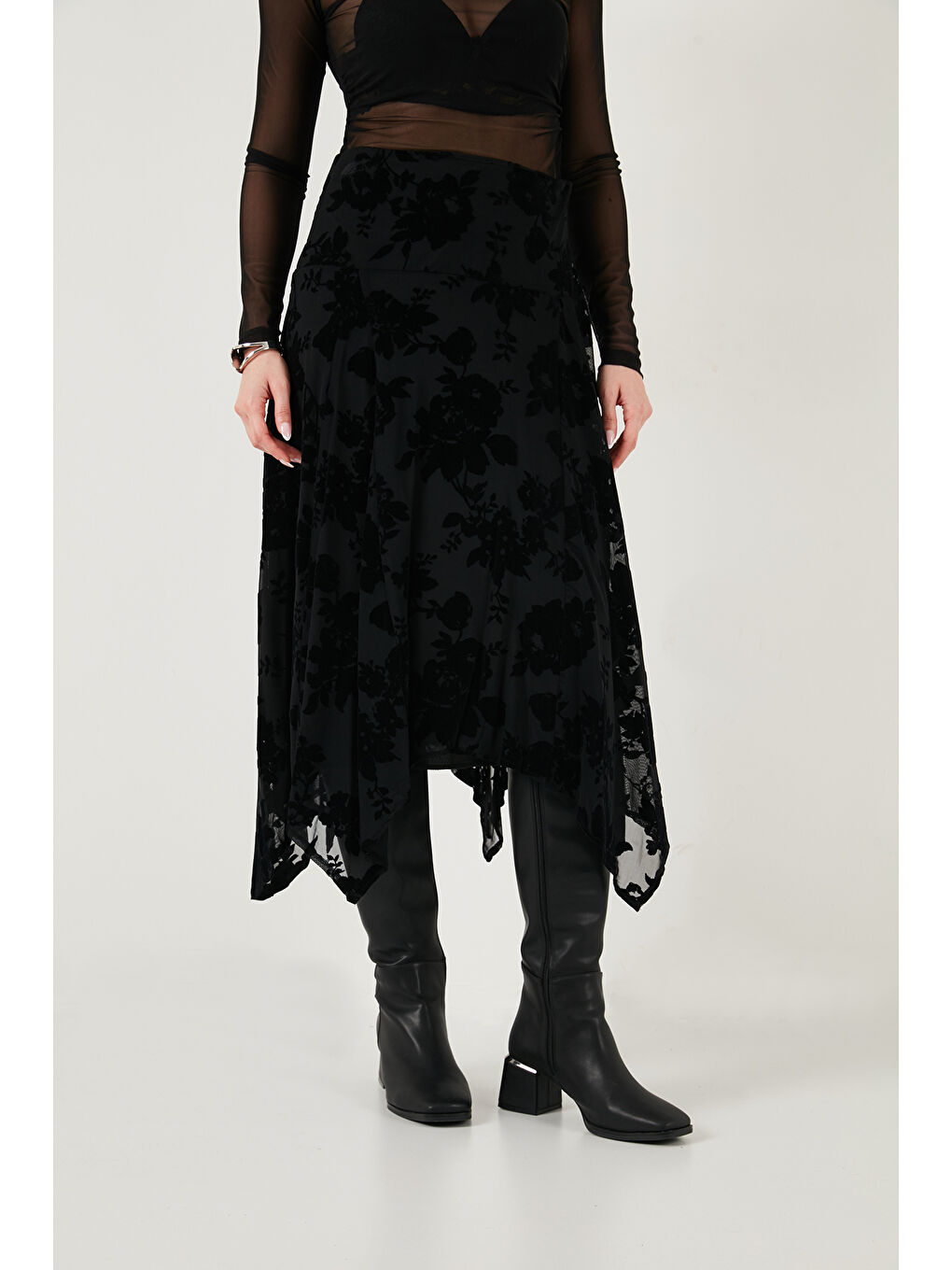 Siyah Regular Fit Asimetrik Çiçek Dokulu Fermuarlı Kadın Midi Boy Etek 59137182-4