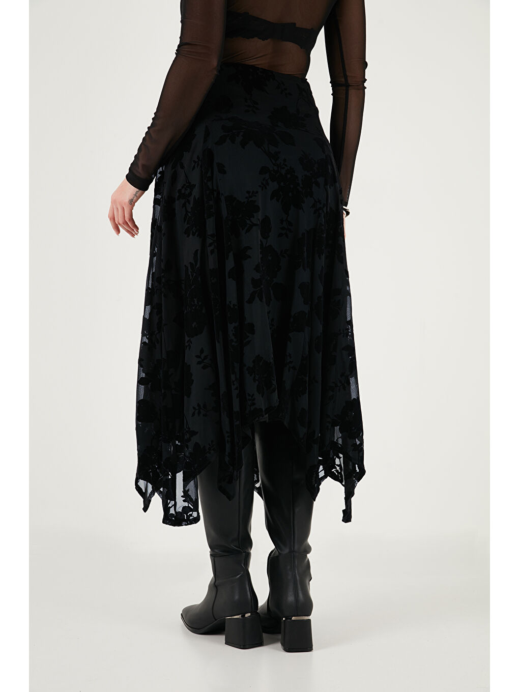 Siyah Regular Fit Asimetrik Çiçek Dokulu Fermuarlı Kadın Midi Boy Etek 59137182-5