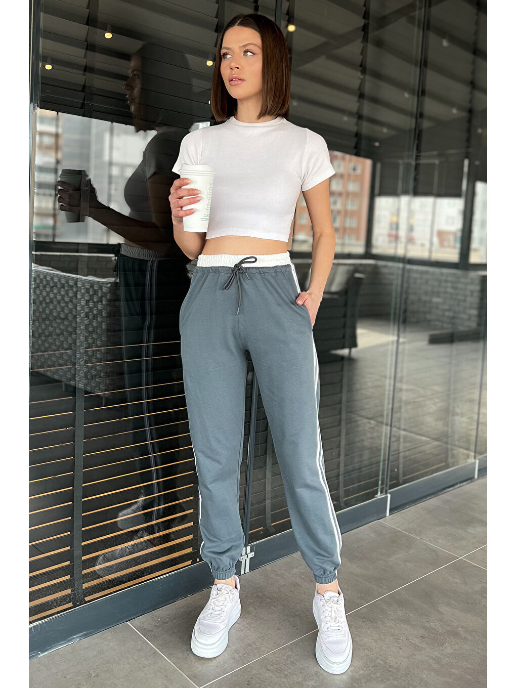 Gri Bel Ve Paça Lastikli Yan Şeritli Kadın Eşofman Altı-1