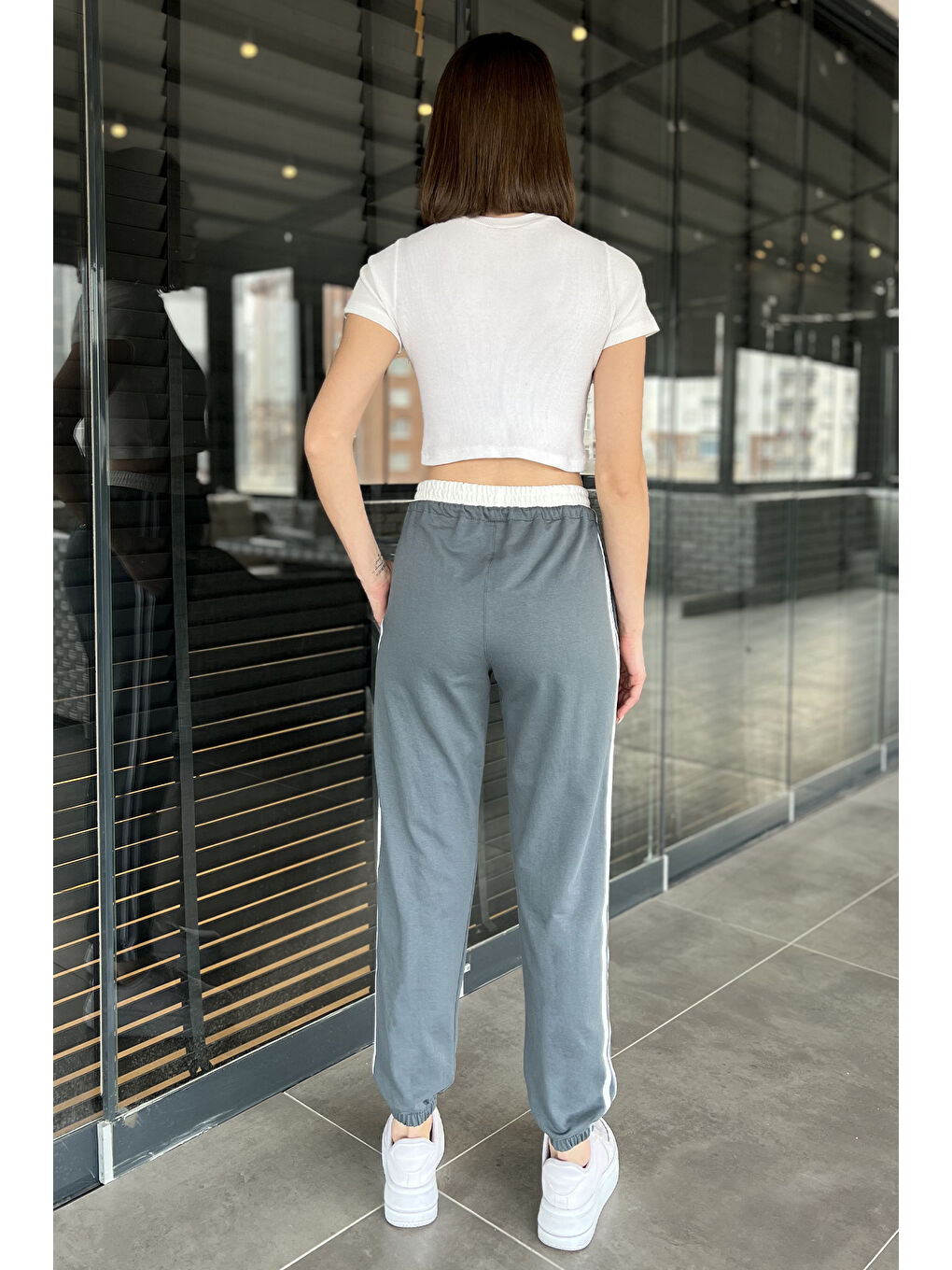 Gri Bel Ve Paça Lastikli Yan Şeritli Kadın Eşofman Altı-2