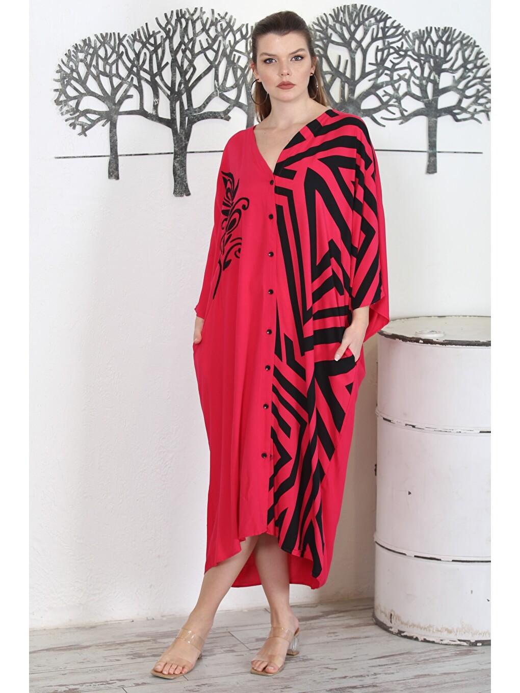 Fuşya V Yaka 3/4 Kol Düğmeli Gizli Cepli Nakışlı Baskılı Casual Oversize Dokuma Elbise-1