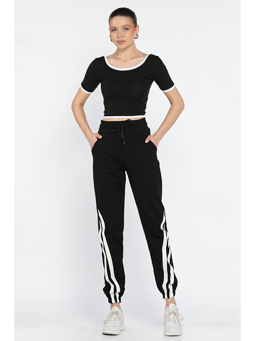 Siyah Bel Ve Paça Lastikli Şerit Detaylı Kadın Eşofman Altı-1